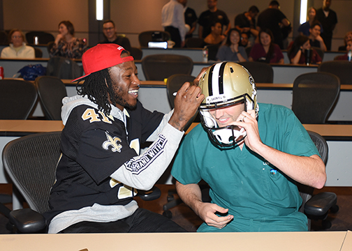 Saints RB Alvin Kamara signs Trace Favre's helmet